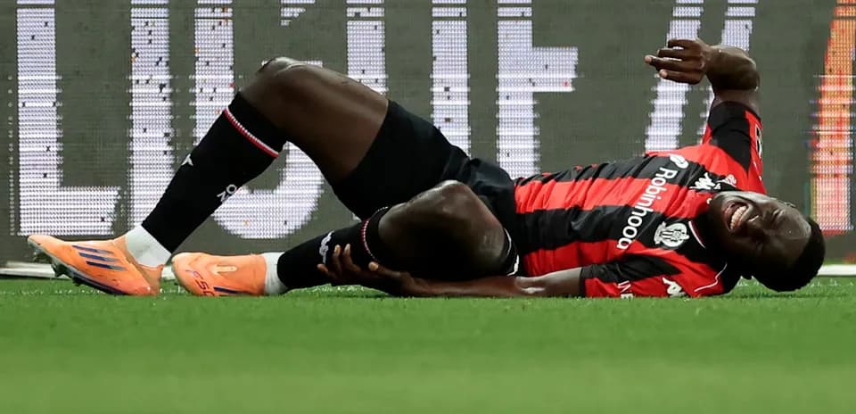 Jugador caído en el campo con dolor