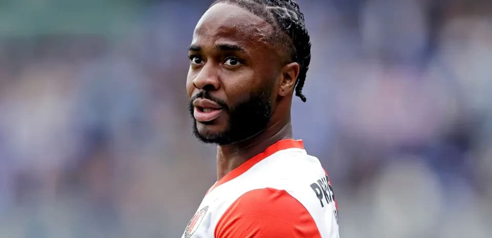 Jugador en campo con camiseta de Feyenoord