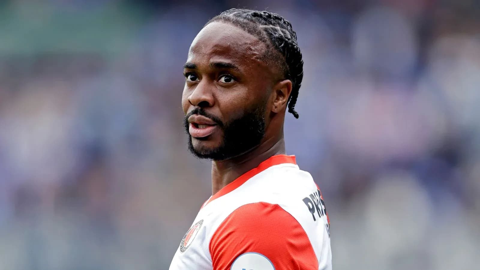 Jugador en campo con camiseta de Feyenoord