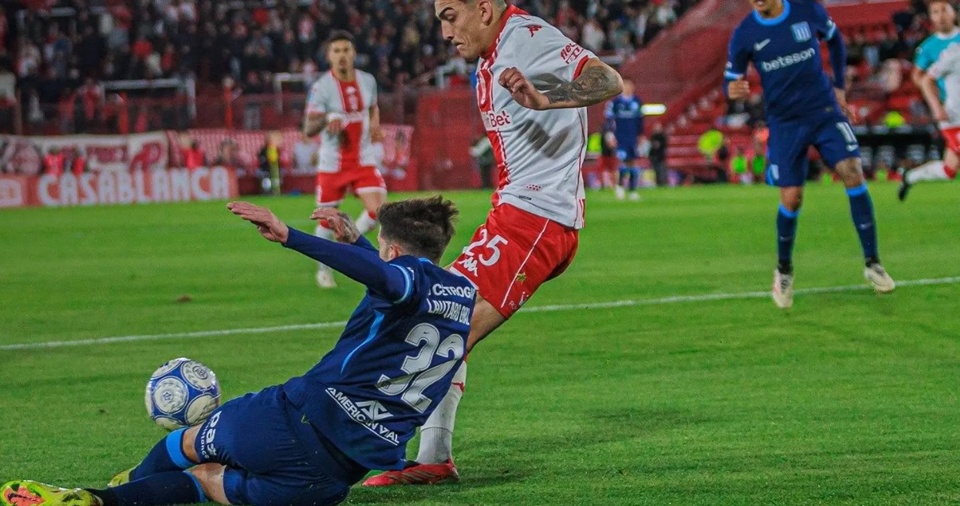 Jugador de Huracán evadiendo una falta de Racing Club
