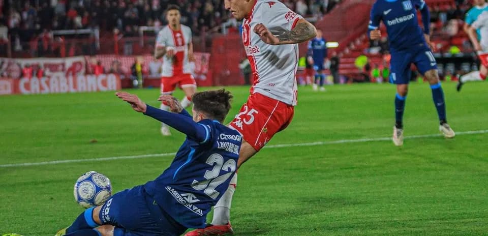 Jugador de Huracán evadiendo una falta de Racing Club