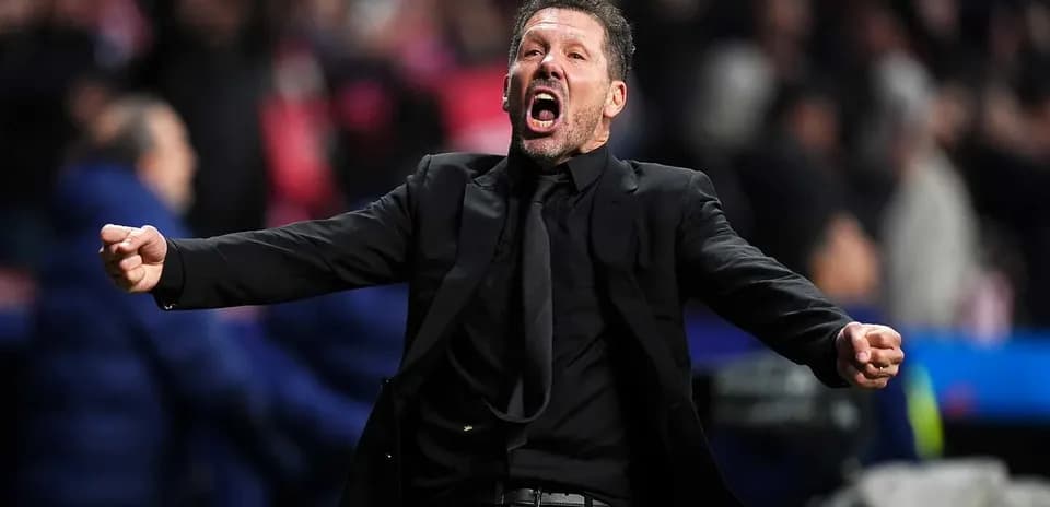 Entrenador celebrando en el banquillo del estadio