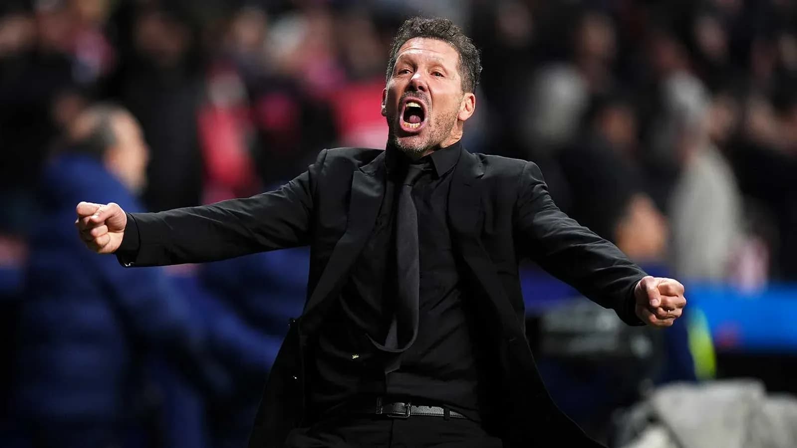 Entrenador celebrando en el banquillo del estadio