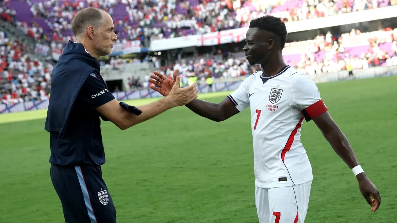 Entrenador y jugador de Inglaterra se saludan tras partido