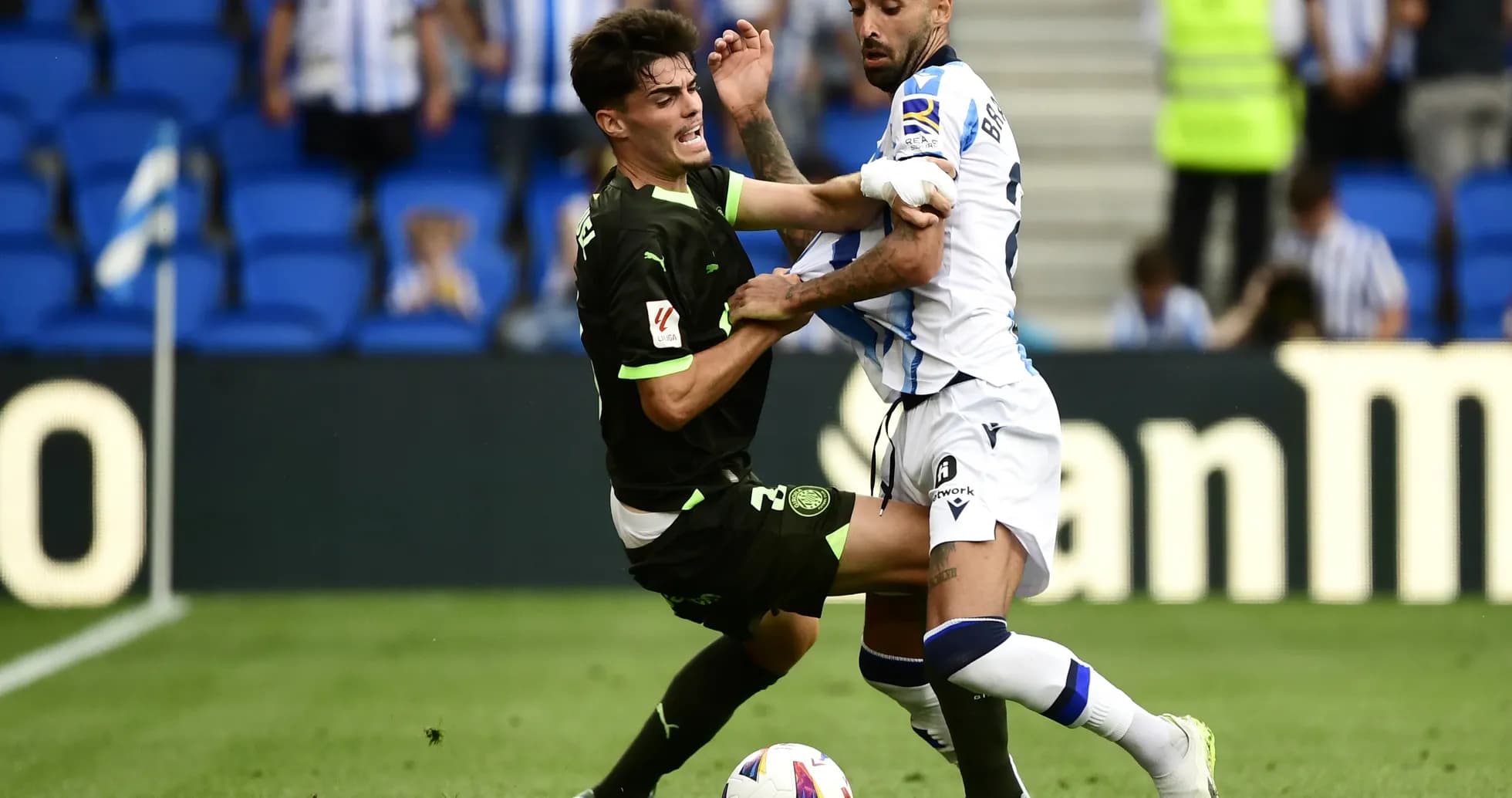 Dos jugadores luchando por el balón en La Liga