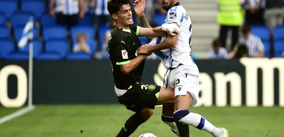 Dos jugadores luchando por el balón en La Liga