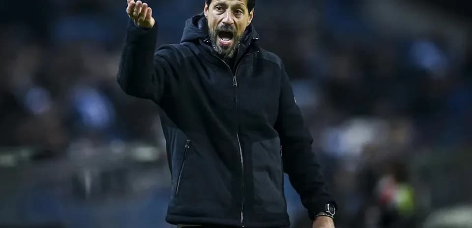 Entrenador dando instrucciones durante el partido