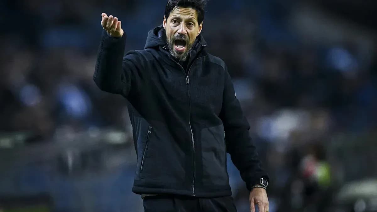 Entrenador dando instrucciones durante el partido