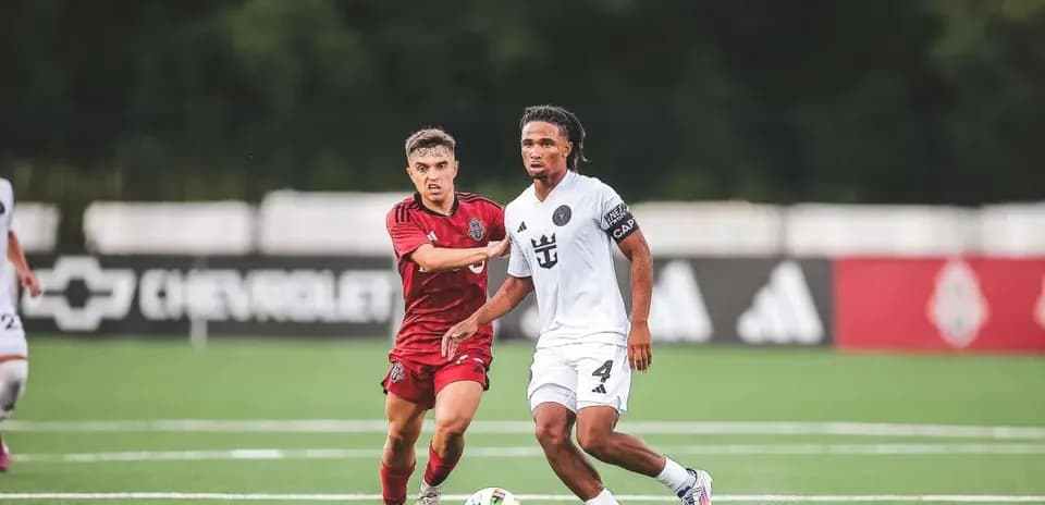 Jugadores de Inter Miami II y Toronto II en acción