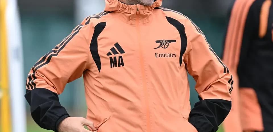 Entrenador sonriente en sesión de entrenamiento