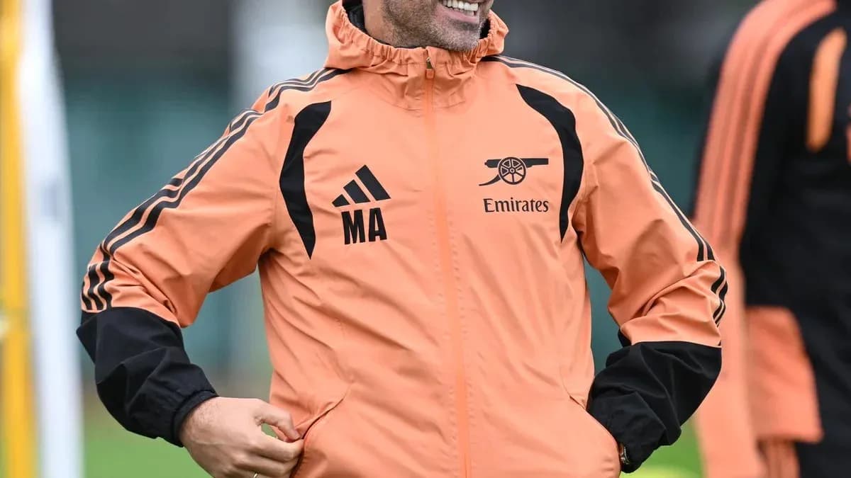 Entrenador sonriente en sesión de entrenamiento