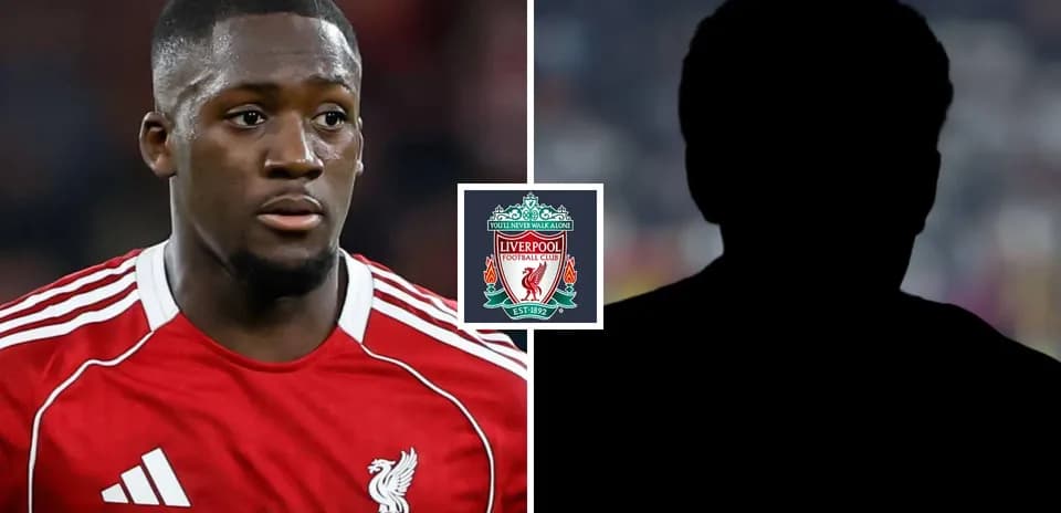 Jugador de Liverpool en camiseta roja con logo