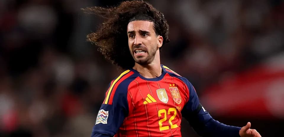 Jugador de España corriendo con el balón en el campo