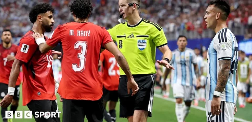 Jugadores discutiendo con el árbitro durante el partido