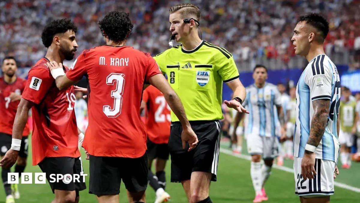 Jugadores discutiendo con el árbitro durante el partido