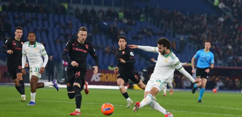 Jugadores compitiendo en el partido Torino vs AS Roma