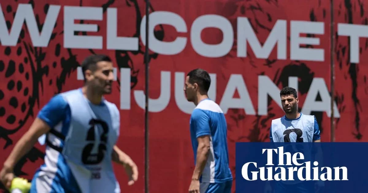 Jugadores entrenando frente a un mural de bienvenida