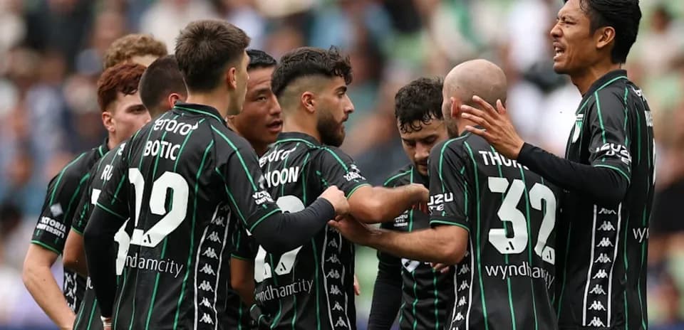 Jugadores de equipo celebrando en el campo de fútbol
