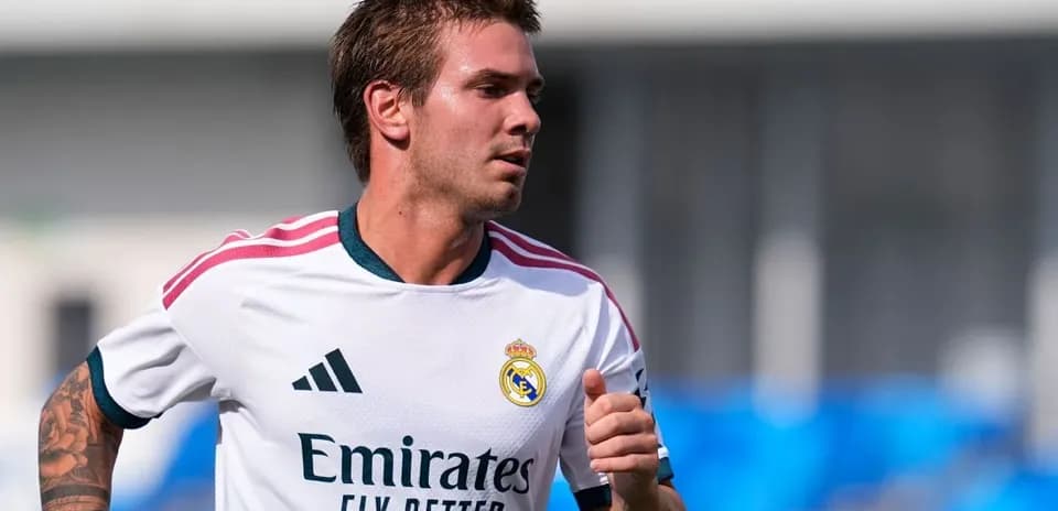 Jugador del Real Madrid corriendo en entrenamiento