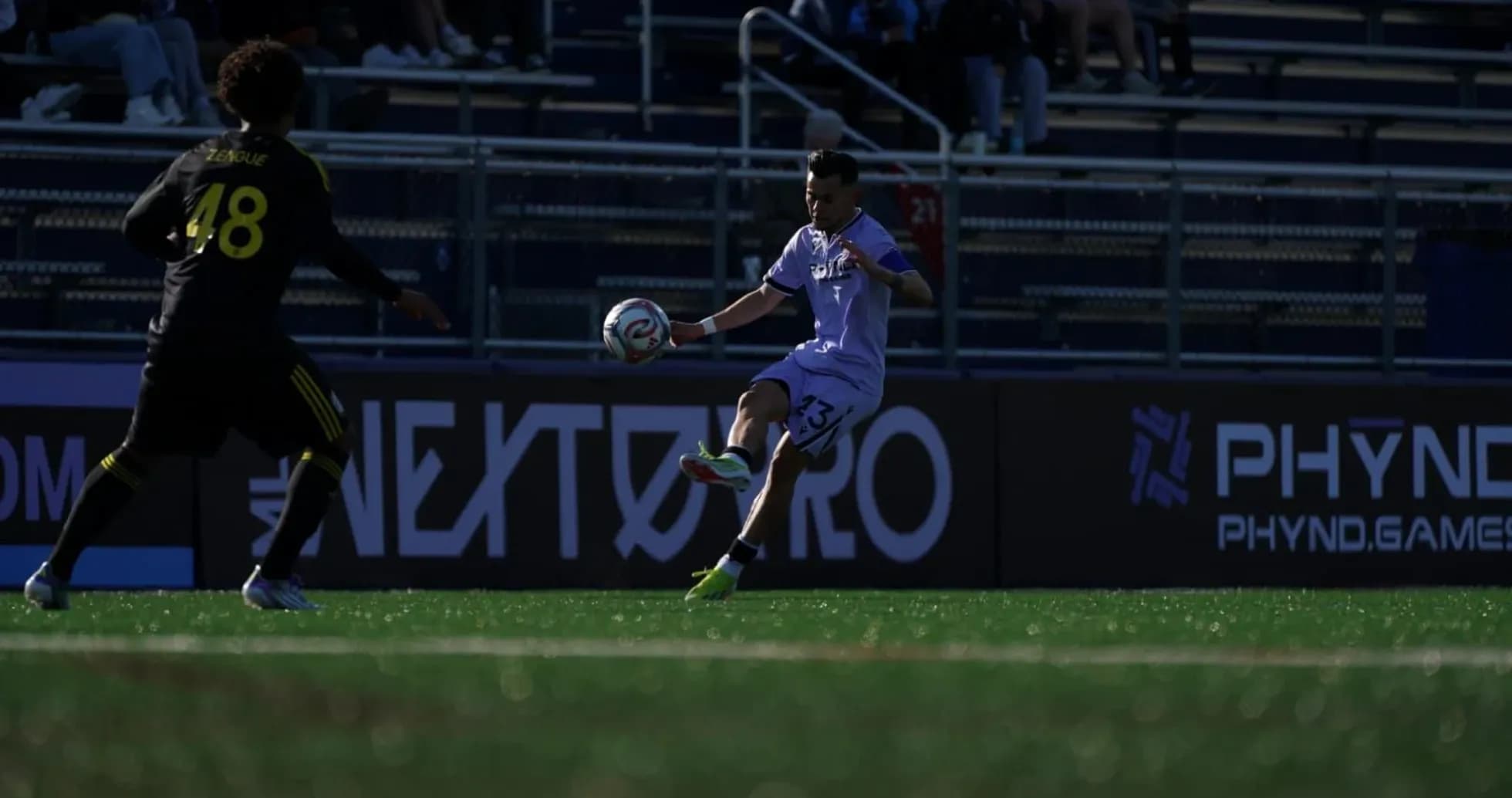 Jugador de Columbus Crew II controlando el balón