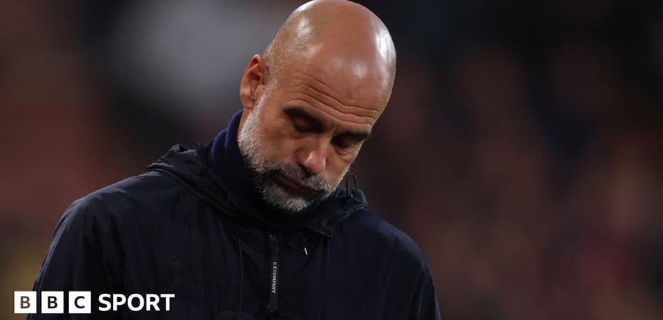 Entrenador con mirada seria durante el partido