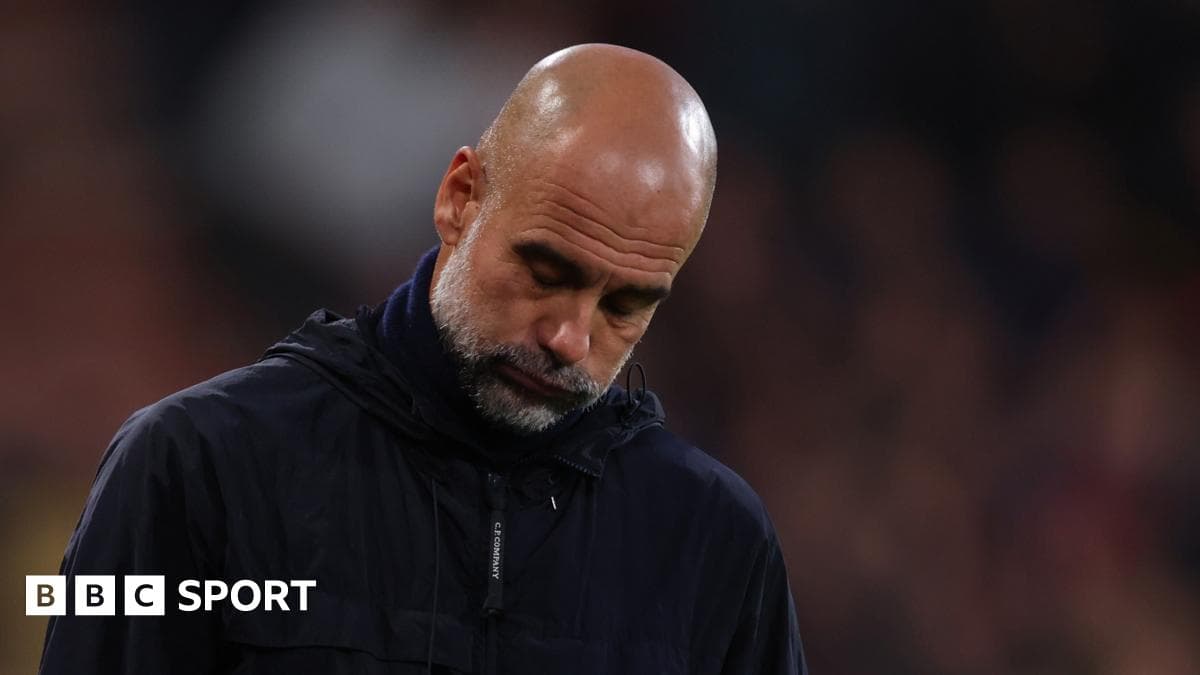 Entrenador con mirada seria durante el partido