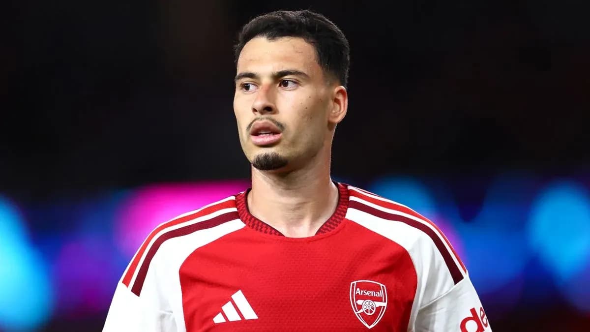 Jugador de Arsenal en uniforme durante el partido