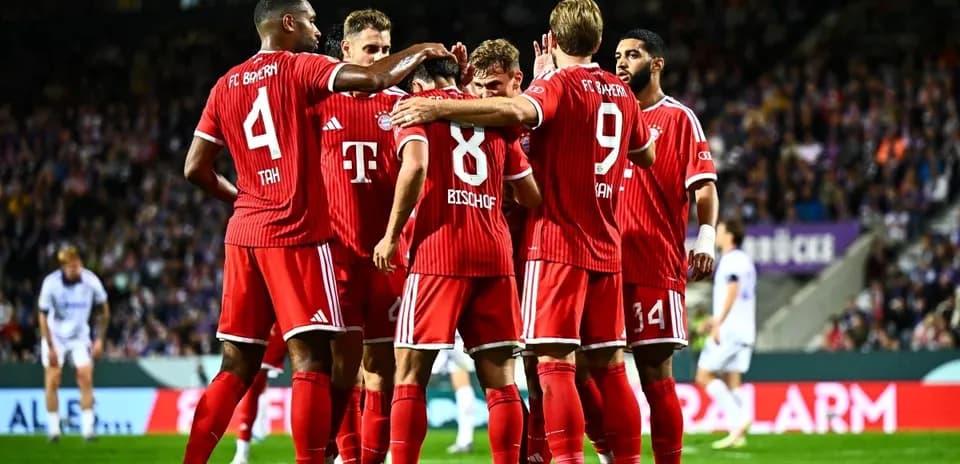 Jugadores de FC Bayern celebrando un gol juntos