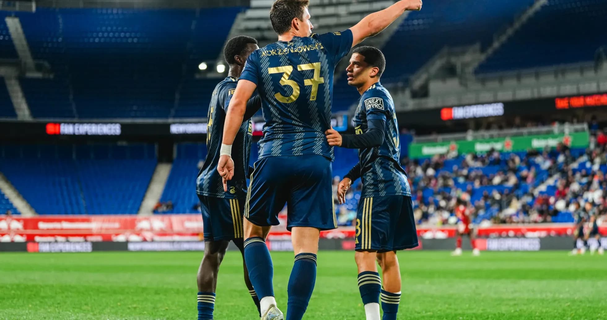 Jugadores celebrando un gol en el partido