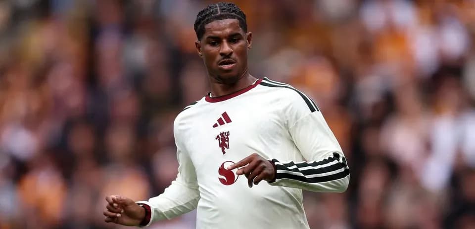 Jugador en acción durante un partido de fútbol