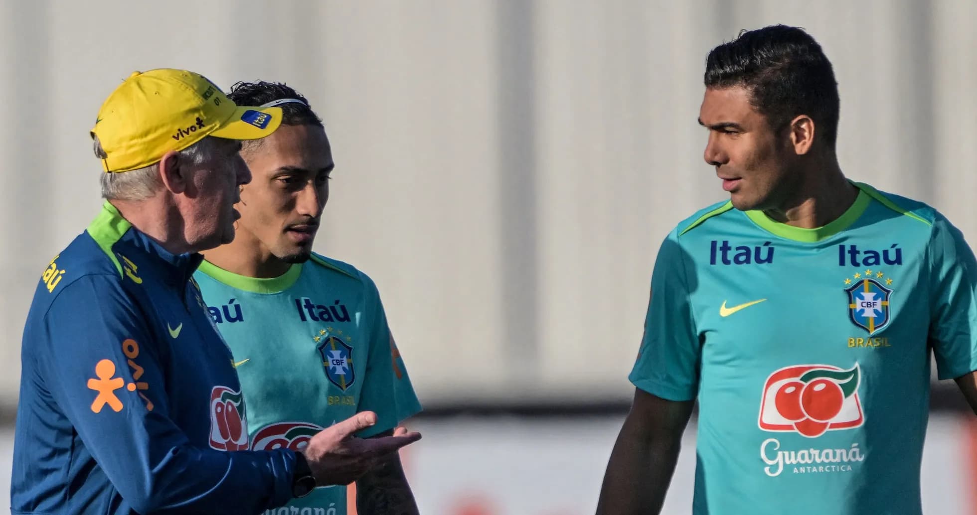 Entrenador conversando con jugadores en entrenamiento