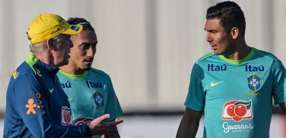 Entrenador conversando con jugadores en entrenamiento