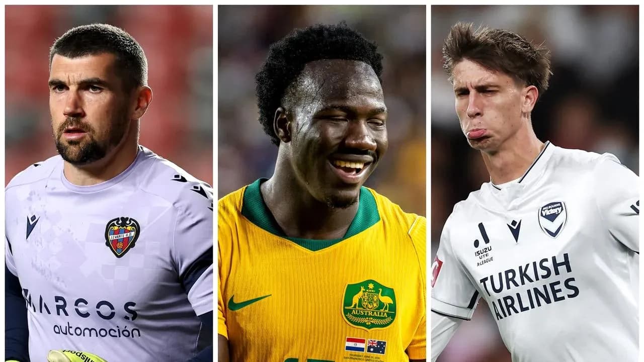 Tres futbolistas en diferentes uniformes de equipo