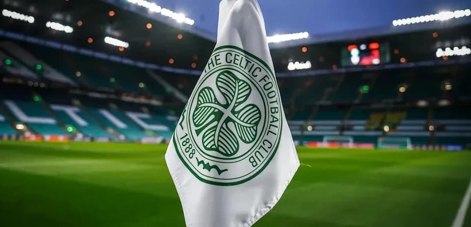 Bandera del Celtic FC en el estadio vacío