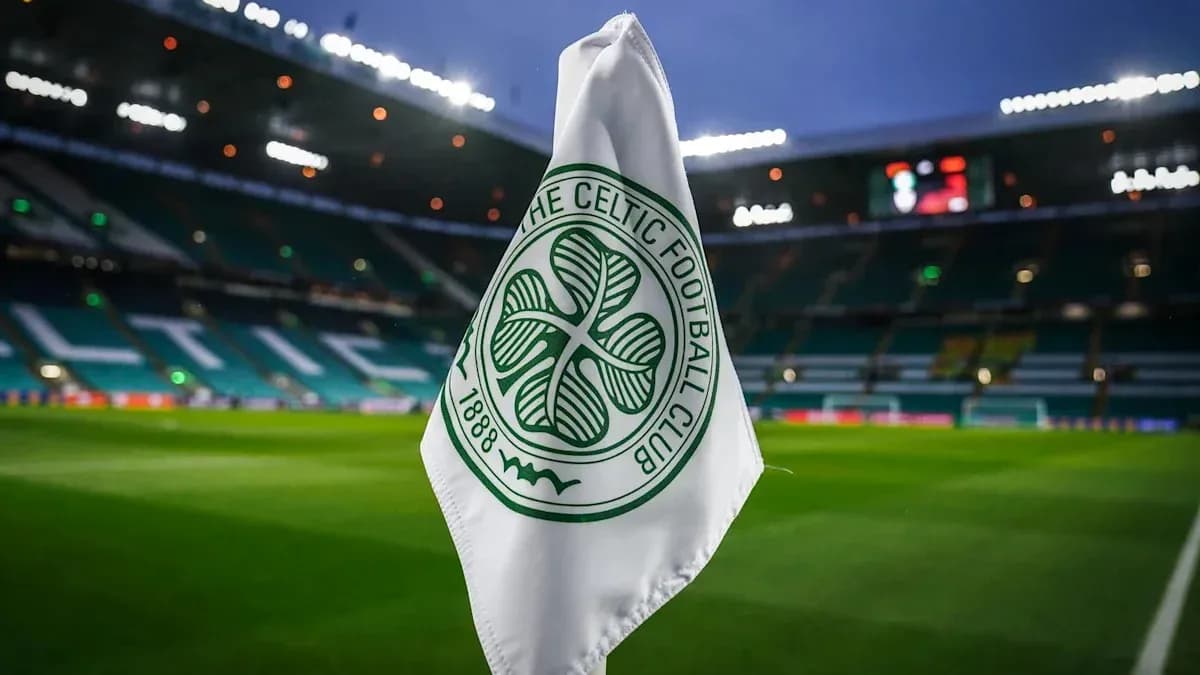 Bandera del Celtic FC en el estadio vacío