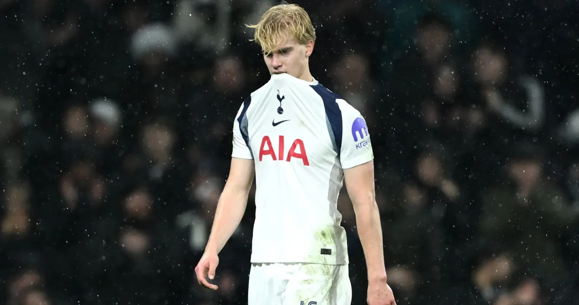 Jugador de Tottenham con camiseta sucia en el campo