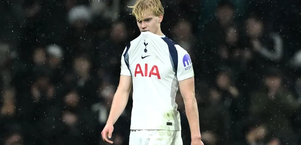 Jugador de Tottenham con camiseta sucia en el campo