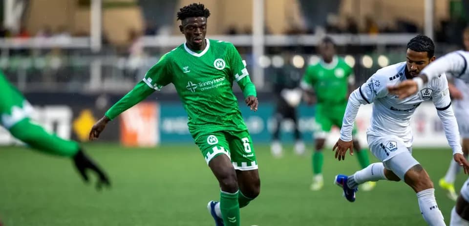 Jugador de NY Cosmos en acción durante partido
