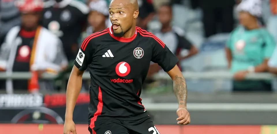 Jugador de Orlando Pirates corriendo durante el partido
