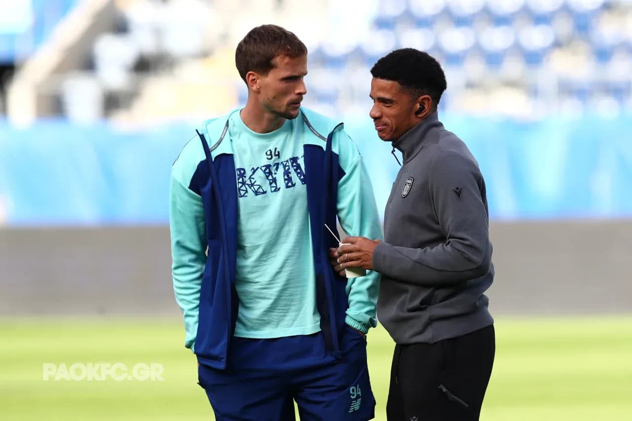 Jugadores de PAOK y Dynamo Kyiv conversando