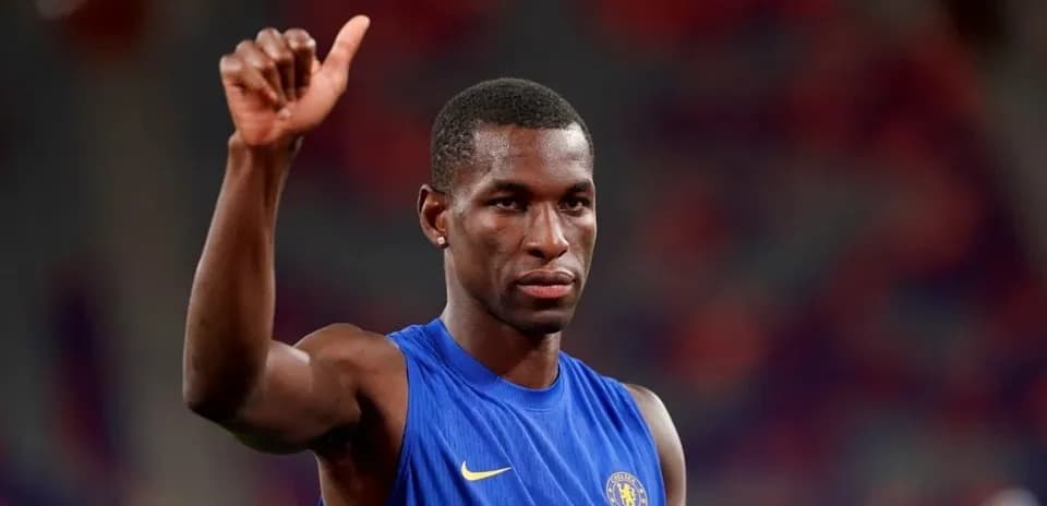 Jugador de Chelsea saludando con el pulgar hacia arriba