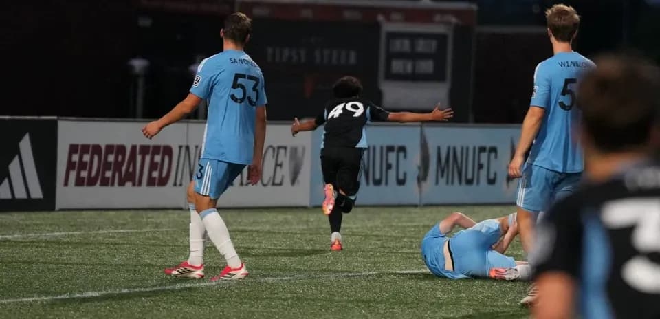 Jugadores de fútbol en el partido The Town vs Tacoma