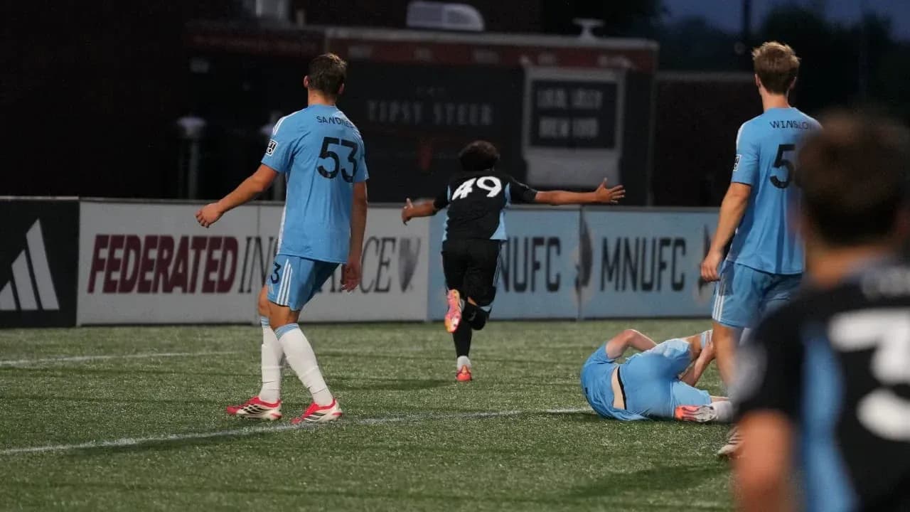 Jugadores de fútbol en el partido The Town vs Tacoma