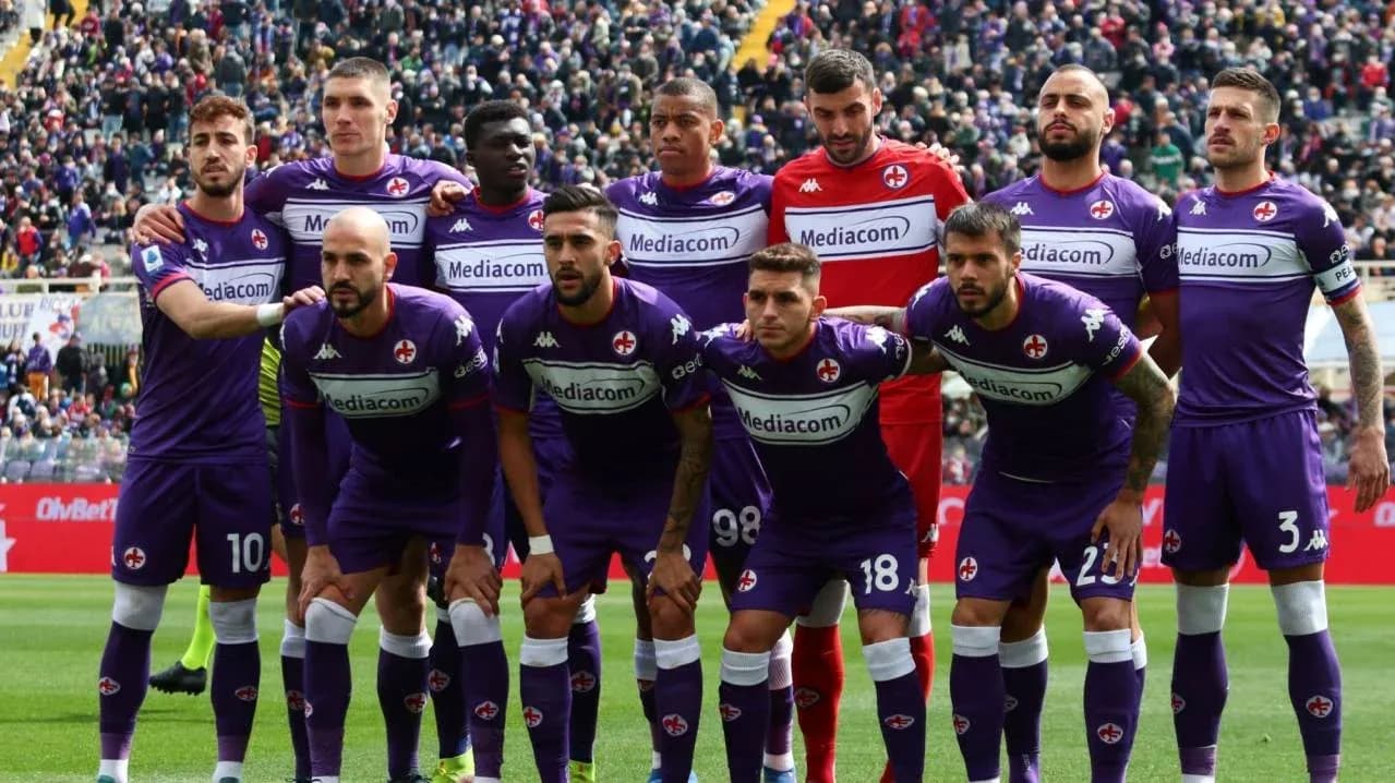 Equipo de Fiorentina posando antes del partido