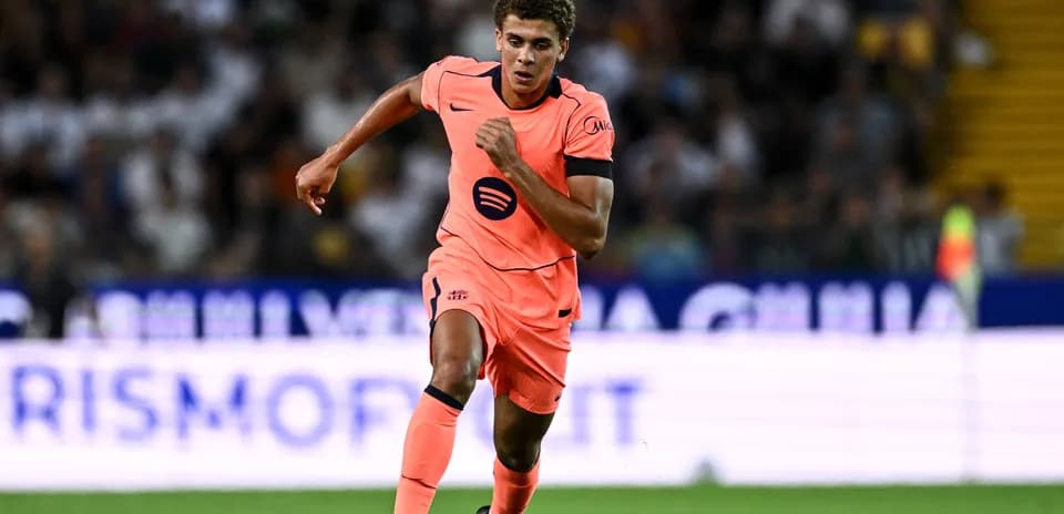 Jugador corriendo con uniforme naranja en el campo