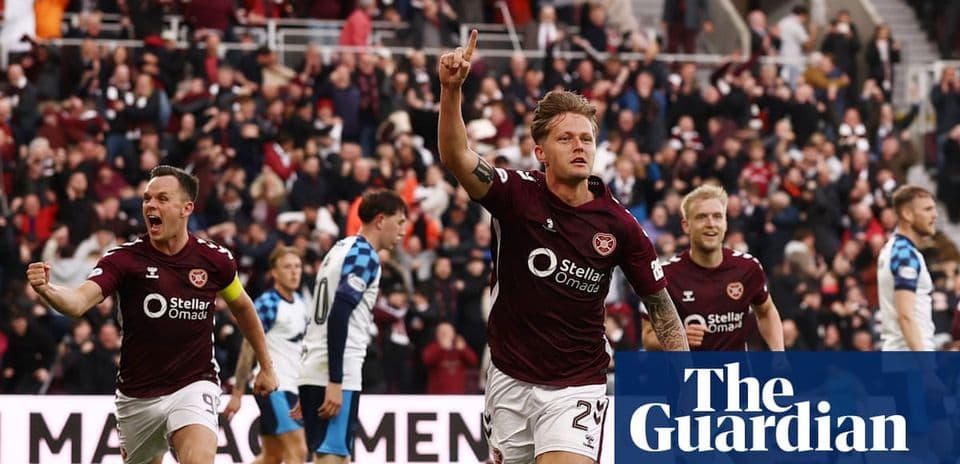 Jugador de Hearts celebrando un gol con afición detrás