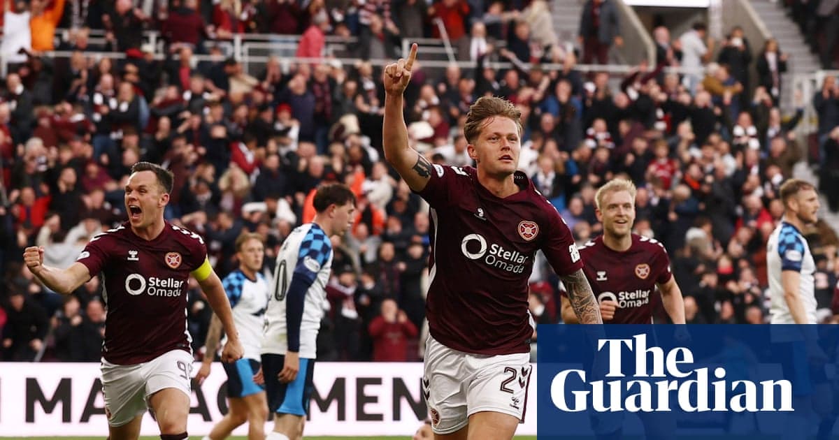 Jugador de Hearts celebrando un gol con afición detrás
