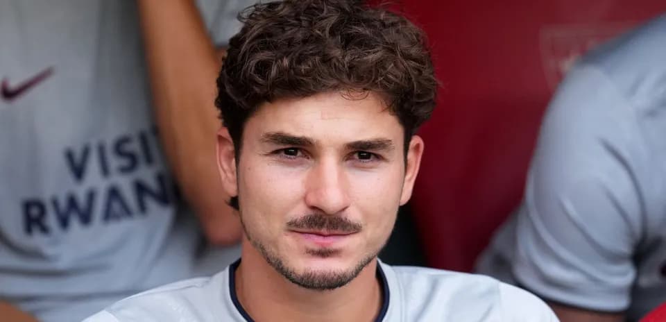 Jugador sentado en el banquillo durante el partido
