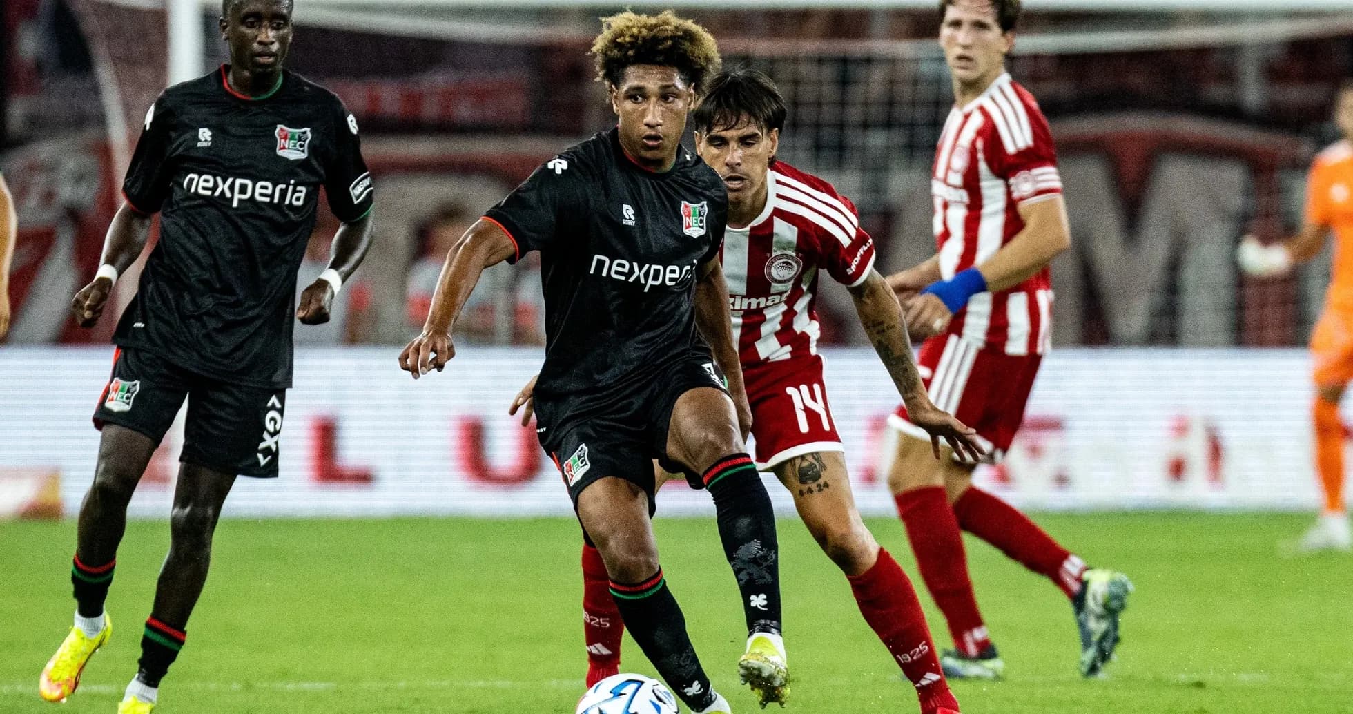 Jugadores de NEC Nijmegen contra Olympiakos Piraeus