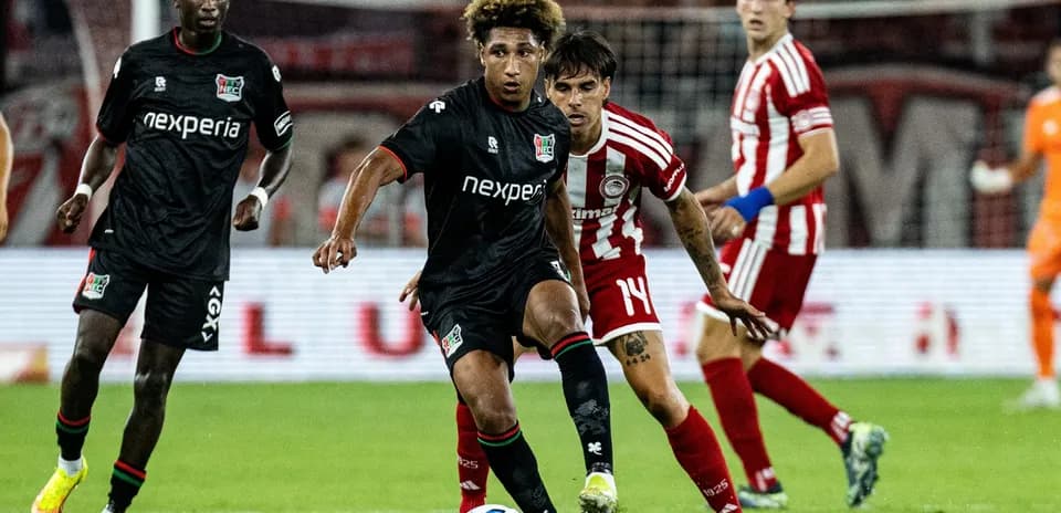 Jugadores de NEC Nijmegen contra Olympiakos Piraeus